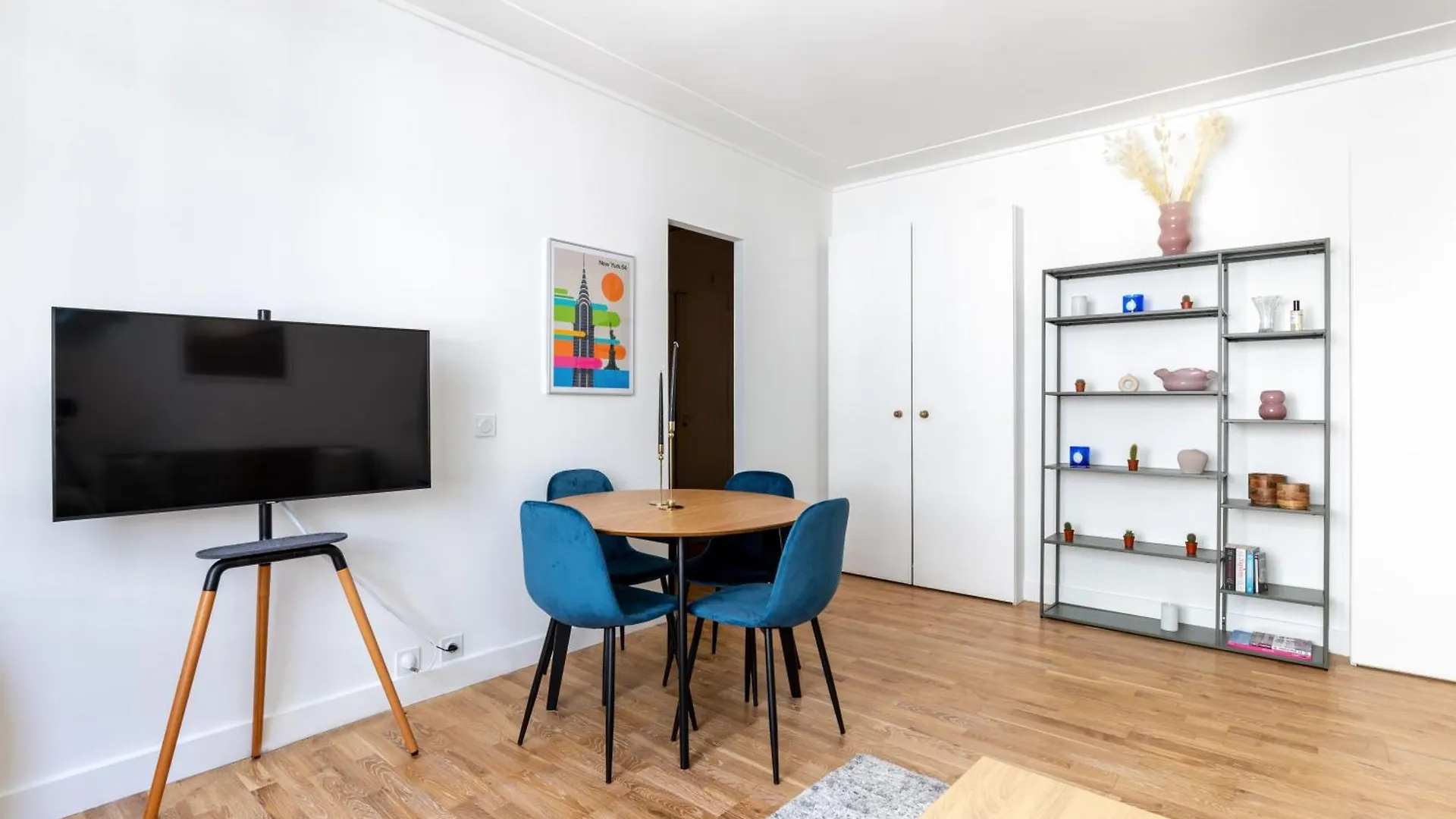 Appartement De Charme Sur L'Avenue Montaigne Paris Apartment