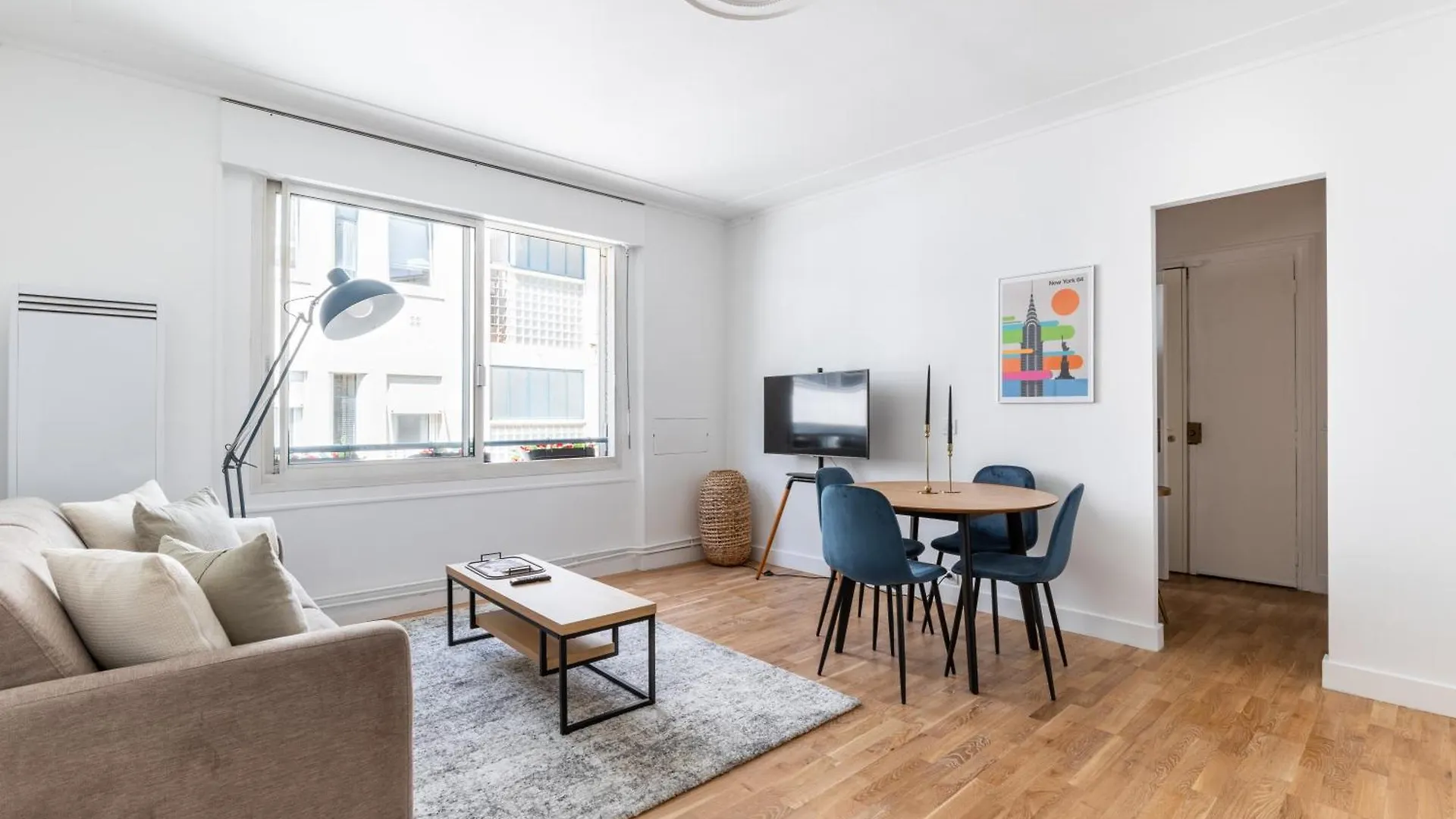 Appartement De Charme Sur L'Avenue Montaigne Paris