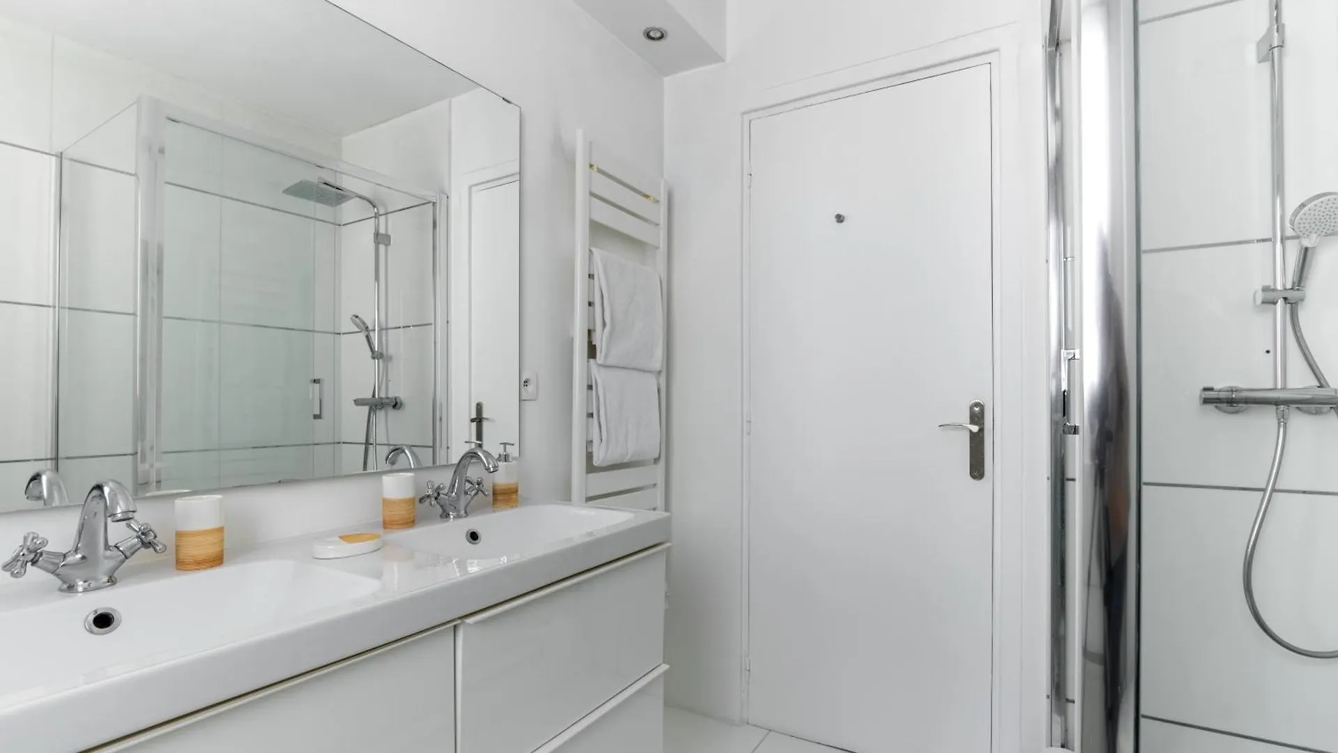 Appartement De Charme Sur L'Avenue Montaigne Paris